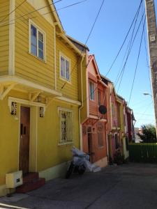 a row of colorful houses on a street at Barros Borgoño 1 Departamento in Valparaíso