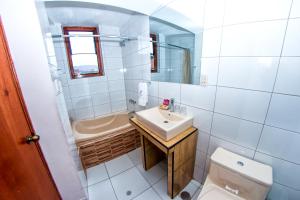 Bilik mandi di Hostal Los Andes