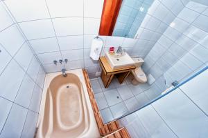 Bilik mandi di Hostal Los Andes