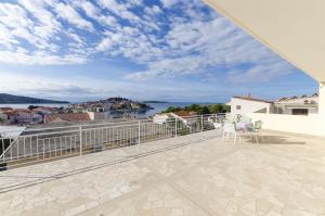 een balkon met stoelen en uitzicht op het water bij Apartment Josipa in Primošten +19 foto's