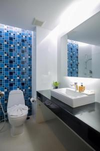 Ett badrum på Baan Nilrath Hotel - SHA Extra Plus