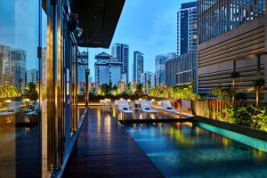 Bazén v ubytování YOTEL Singapore Orchard Road nebo v jeho okolí