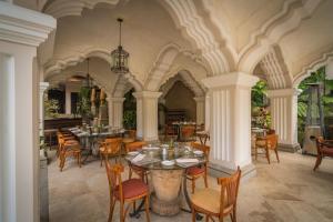 un comedor con mesas y sillas en un edificio en Pensativo House Hotel, en Antigua Guatemala