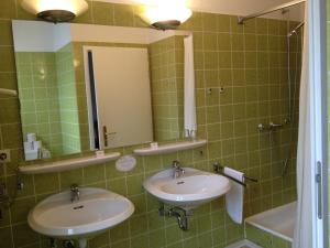 een badkamer met 2 wastafels en een spiegel bij Hotel Fürstenberg in Bad Neuenahr-Ahrweiler