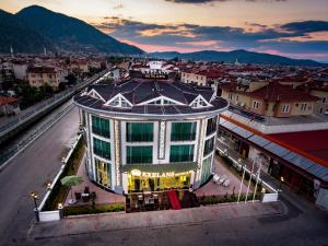 Blick auf ein Gebäude in einer Stadt in der Unterkunft Exelans Hotel in Fethiye