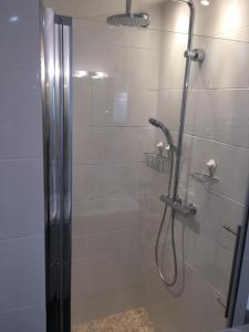 サナリー・シュル・メールにあるCarpédiemのバスルーム(ガラスドア付きのシャワー付)