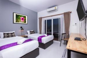 武里南Xaiyong Resort - ไทรโยงรีสอร์ท的有两张床和一台电视的酒店房间 更多21张照片