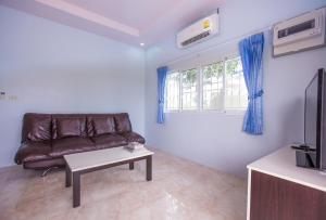 Xaiyong Resort - ไทรโยงรีสอร์ท的电视和/或娱乐中心