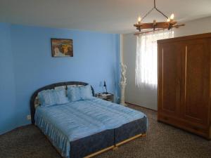 クルノフにあるPenzion Rajfの青い壁のベッド付きの青いベッドルーム1室
