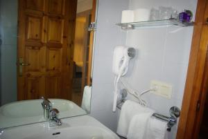 A bathroom at Hostal La Cabanya Még 37 kép