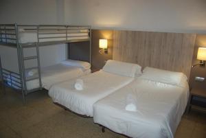 Postel nebo postele na pokoji v ubytování Hostal La Cabanya