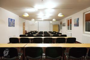 uma sala de conferências com uma grande mesa e cadeiras em Hotel Quickborn & Gästehaus Hesse em Quickborn