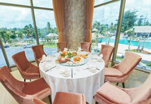 a dining room with a table and chairs at Muong Thanh Luxury Can Tho Hotel in Can Tho