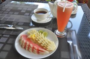 a plate of crackers and fruit on a table with a drink at Villa Shantiasa Bali in Sidemen