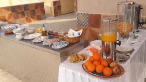 een buffet met sinaasappels en andere etenswaren op tafel bij Arab Divers Dive Center and Bed & Breakfast in Aqaba