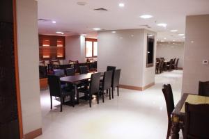 una sala da pranzo con tavolo e sedie di Montreal Naif Hotel a Dubai