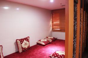 Khu vực ghế ngồi tại Montreal Naif Hotel