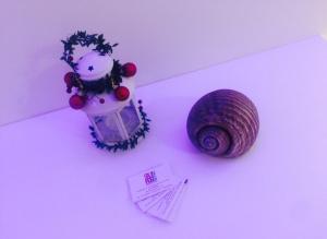 a snail and a vase with christmas decorations on a table at B&B Sabin Ross in Margherita di Savoia