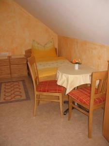 a small room with a small table and chairs at Gratzerhof in Zederhaus