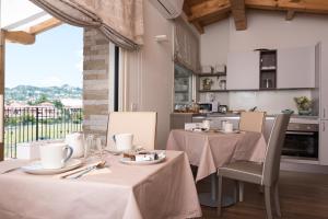 jadalnia z dwoma stołami i kuchnią w obiekcie Relais Dei Mandorli w Bergamo