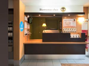 Лобби или стойка регистрации в B&B HOTEL Grenoble Université