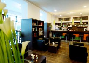 un bar in un ristorante con sedie e libreria di Rainers Hotel Vienna a Vienna