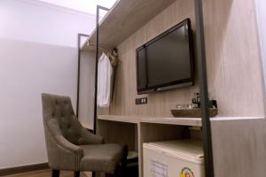 TV a/nebo společenská místnost v ubytování Maxim's Inn