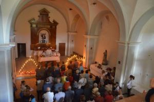 Une grande foule de gens dans une église avec une horloge dans l'établissement Casa LLovet, à Fuentespalda