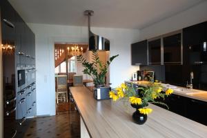 eine Küche mit einer Theke mit gelben Blumen darauf in der Unterkunft Villa Sonnenburg in Bad Schandau