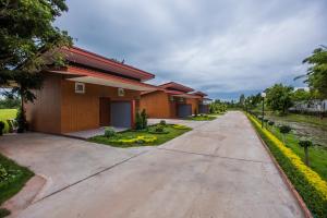 武里南Xaiyong Resort - ไทรโยงรีสอร์ท的通往大楼的车道
