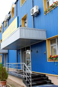 - un bâtiment bleu avec des escaliers menant à la porte dans l'établissement Hotel Diplomat Park, à Lukovit