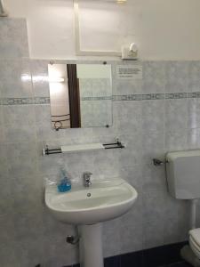 bagno con lavandino bianco e servizi igienici di Albergo Fiorita a Genova