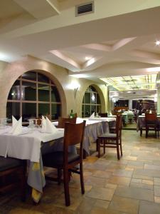 a restaurant with tables and chairs with white table cloth at Hotel Restaurante Los Angeles in Alagón