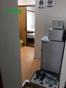 Habitación con nevera y dormitorio. en Kenroku Haitsu 202 en Kanazawa