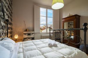 フィレンツェにあるSanto Spirito Cozy Flatのベッドルーム(大きな白いベッド1台、窓付)