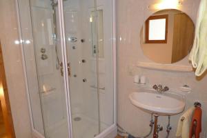 bagno con doccia e lavandino di Single Apartment Martlerhof a Tux