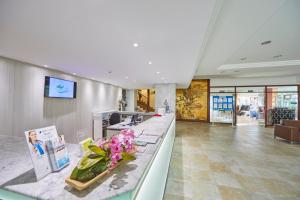 lobby z długim blatem z kwiatami w obiekcie Cabot Cala Ferrera w mieście Cala d´Or +37 zdjęć