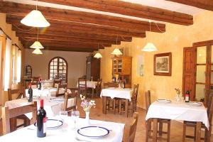 Un restaurante o sitio para comer en Finca Son Guardiola