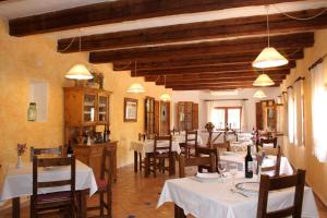 Un restaurante o sitio para comer en Finca Son Guardiola
