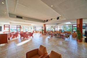 מסעדה או מקום אחר לאכול בו ב-Cabot Cala Ferrera