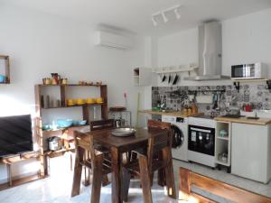 cocina con mesa de madera y comedor en Apartamento Barbancho, en Casar de Cáceres