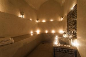 un ampio bagno con luci sul muro di Riad L'Arganier a Marrakech