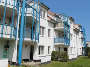 ボルテンハーゲンにあるBright Apartment in Boltenhagen near the Seaの青いバルコニー付きのアパートメントビル群