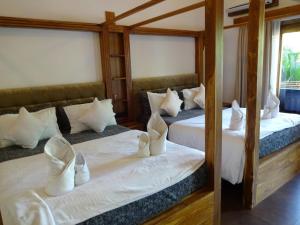 Dunhill Beach Resort客房内的一张或多张床位