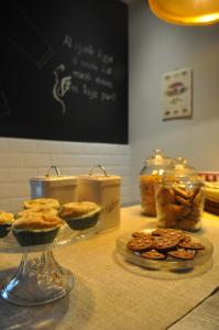 una mesa cubierta con pasteles y galletas en una mesa en Le Sartorie, en Pozzuolo del Friuli