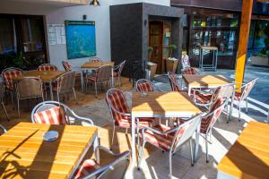 un restaurante al aire libre con mesas y sillas de madera en Gostisce Ulipi en Slovenske Konjice