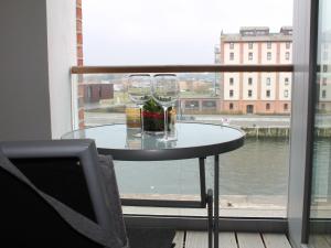 twee wijnglazen op een tafel voor een raam bij Comfortable Holiday Home in Wismar near Baltic Sea in Wismar