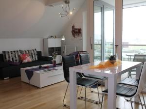 ヴィスマールにあるSplendid Apartment in Wismar with Balconyのリビングルーム(白いテーブル、椅子付)