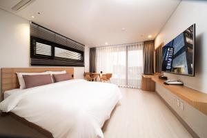 TV a/nebo společenská místnost v ubytování Pino Hotel