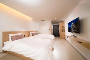 TV a/nebo společenská místnost v ubytování Pino Hotel